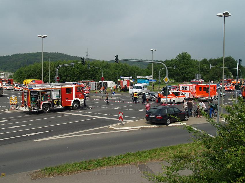 Schwerer Unfall mit Reisebus Lohmar Donrather Dreieck P334.JPG